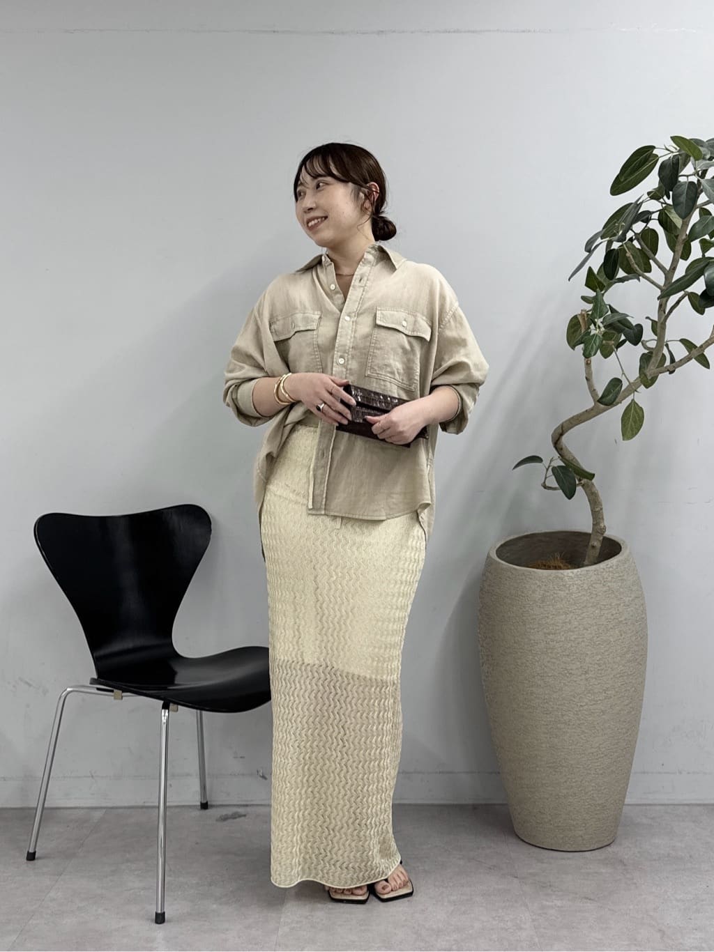 GALLARDAGALANTEの【驚くほど軽い!】シアーデニムシャツを使ったコーディネートを紹介します。｜Rakuten Fashion(楽天ファッション／旧楽天ブランドアベニュー)6999933