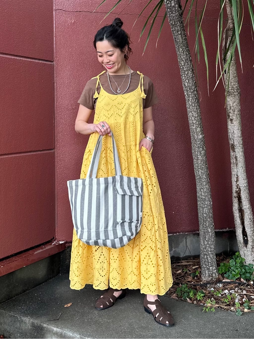 FREAK’S STOREのインドシフリティアード肩リボンキャミドレスを使ったコーディネートを紹介します。｜Rakuten Fashion(楽天ファッション／旧楽天ブランドアベニュー)7000791