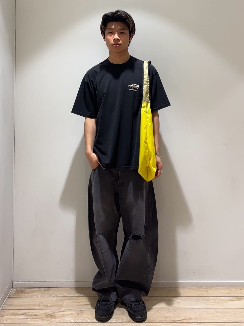 FREAK’S STOREのリラックスフィット ランクル60 バックプリント ショートスリーブ クルーネックTシャツを使ったコーディネートを紹介します。｜Rakuten Fashion(楽天ファッション／旧楽天ブランドアベニュー)7002761