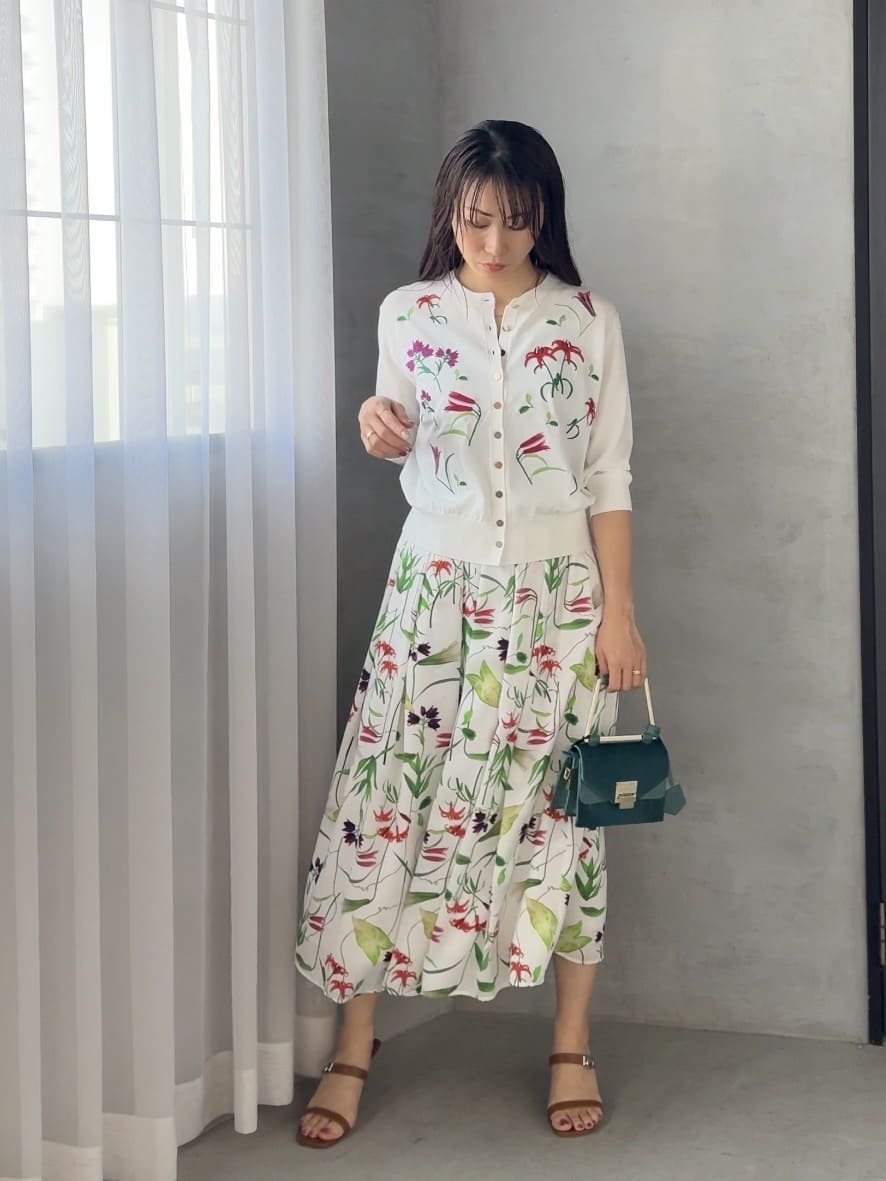 Viaggio Bluの【KEITA KAWASAKI * Viaggio Bluコラボ】リリープリントスカートを使ったコーディネートを紹介します。｜Rakuten Fashion(楽天ファッション／旧楽天ブランドアベニュー)7008409
