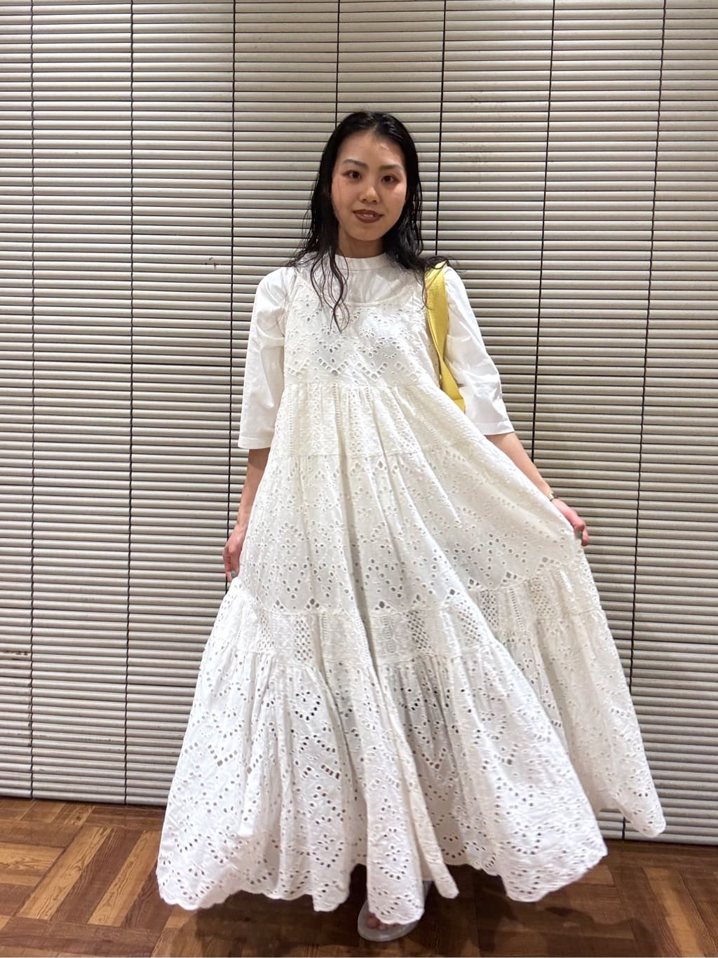 FREAK’S STOREのインドシフリティアード肩リボンキャミドレスを使ったコーディネートを紹介します。｜Rakuten Fashion(楽天ファッション／旧楽天ブランドアベニュー)7010335