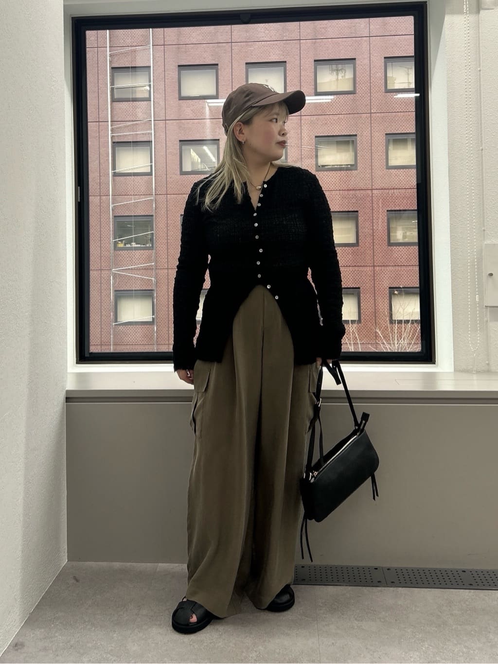 GALLARDAGALANTEの<Oggi 6月号掲載アイテム>シュリンククルーカーデを使ったコーディネートを紹介します。｜Rakuten Fashion(楽天ファッション／旧楽天ブランドアベニュー)7014977