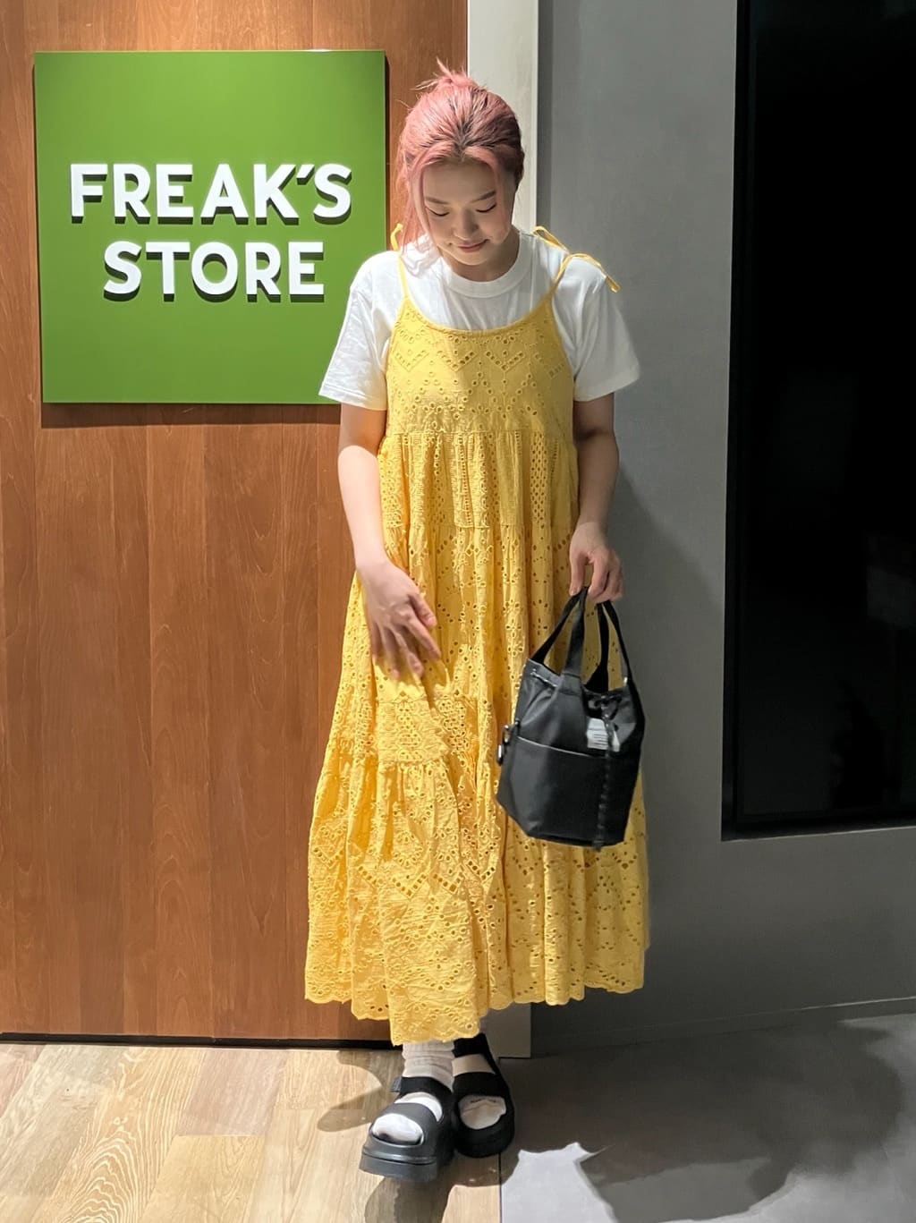 FREAK’S STOREのインドシフリティアード肩リボンキャミドレスを使ったコーディネートを紹介します。｜Rakuten Fashion(楽天ファッション／旧楽天ブランドアベニュー)7021300
