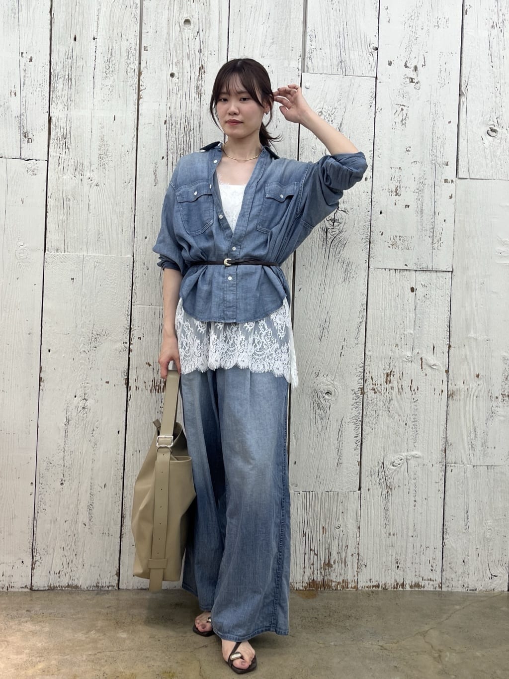 GALLARDAGALANTEの【驚くほど軽い!】シアーデニムシャツを使ったコーディネートを紹介します。｜Rakuten Fashion(楽天ファッション／旧楽天ブランドアベニュー)7026922