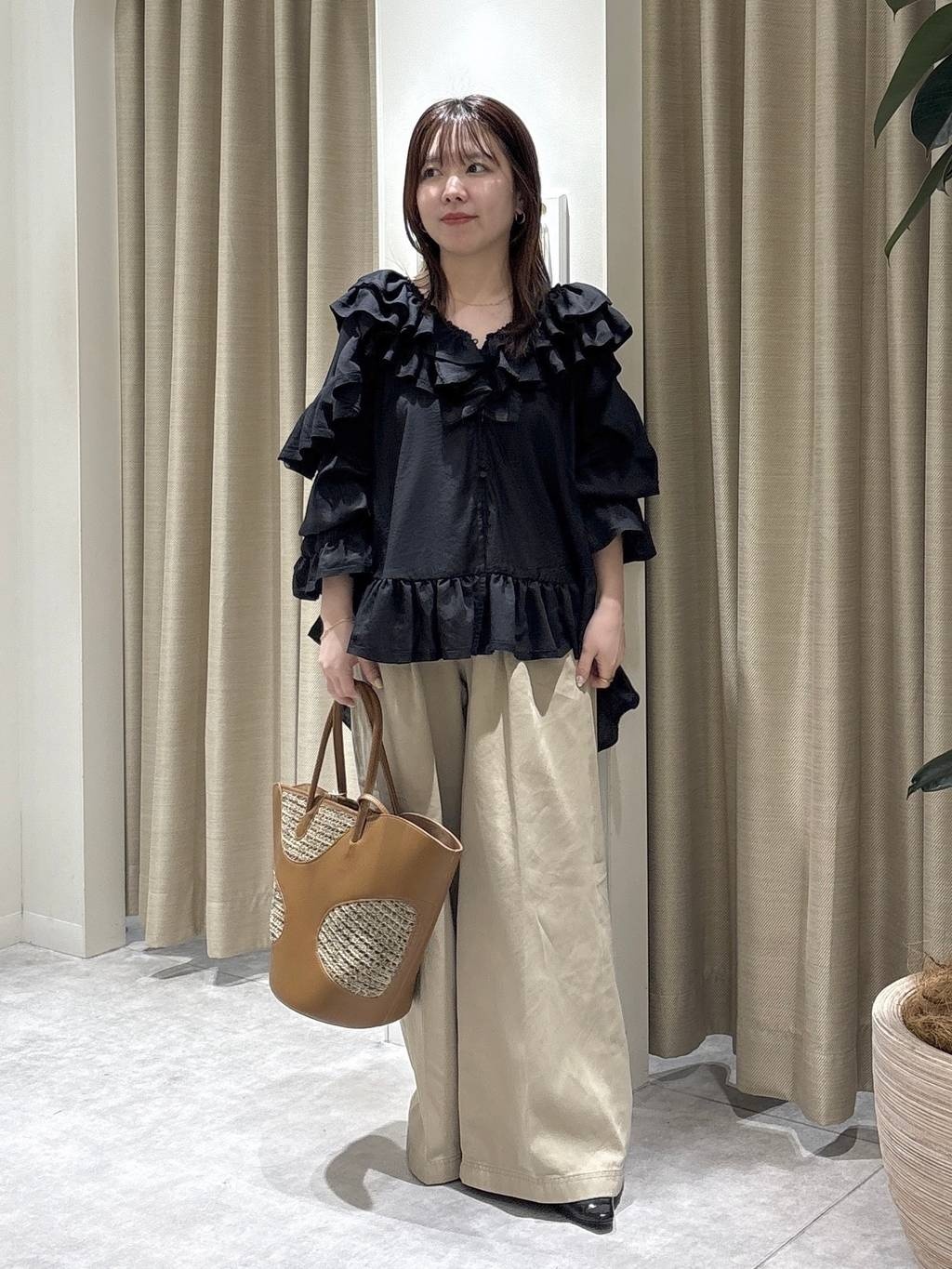 mysty womanのボリュームラッフルブラウスを使ったコーディネートを紹介します。｜Rakuten Fashion(楽天ファッション／旧楽天ブランドアベニュー)7031724