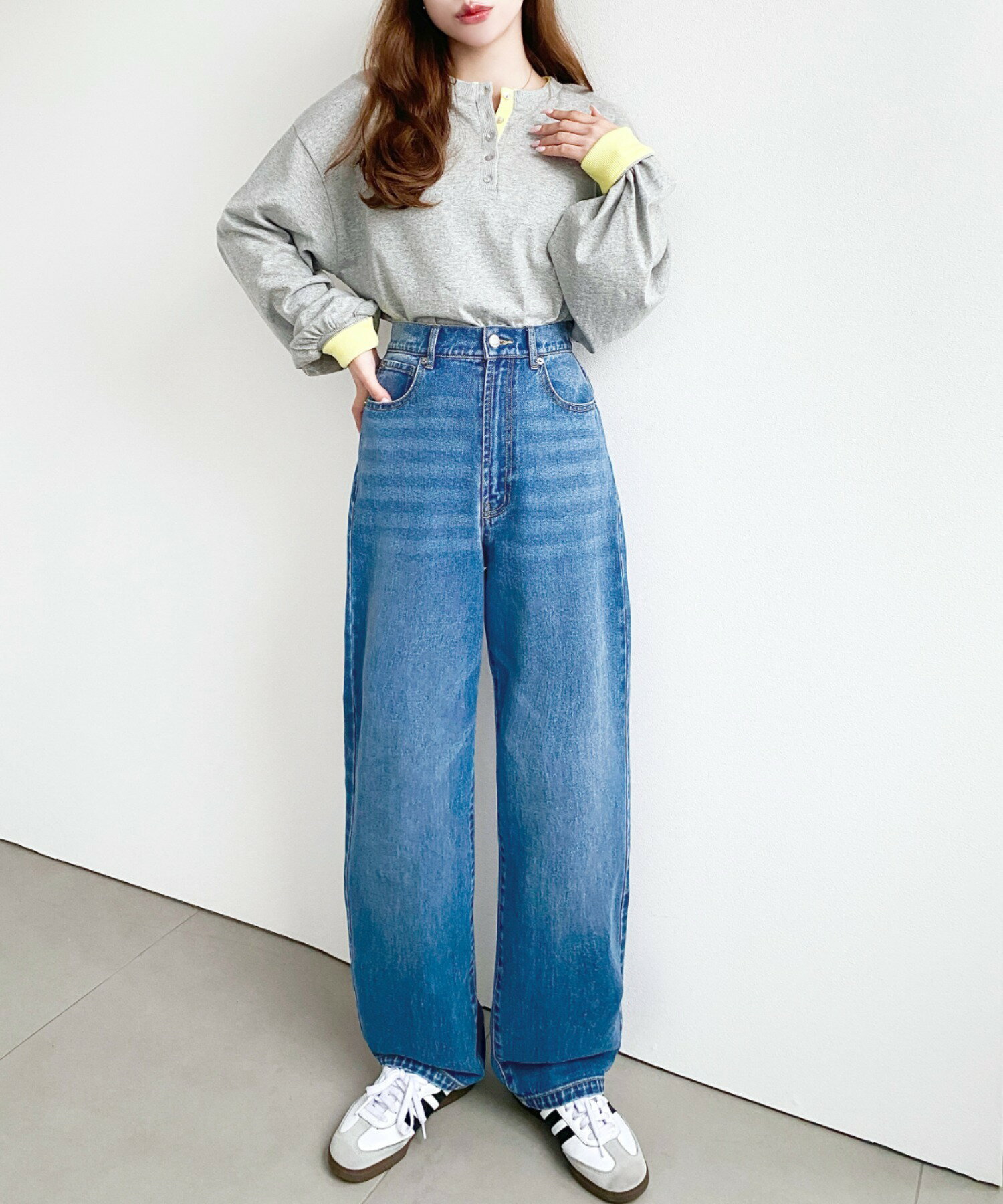 moment+のデニム&ツイルストレートパンツを使ったコーディネートを紹介します。｜Rakuten Fashion(楽天ファッション／旧楽天ブランドアベニュー)7031727