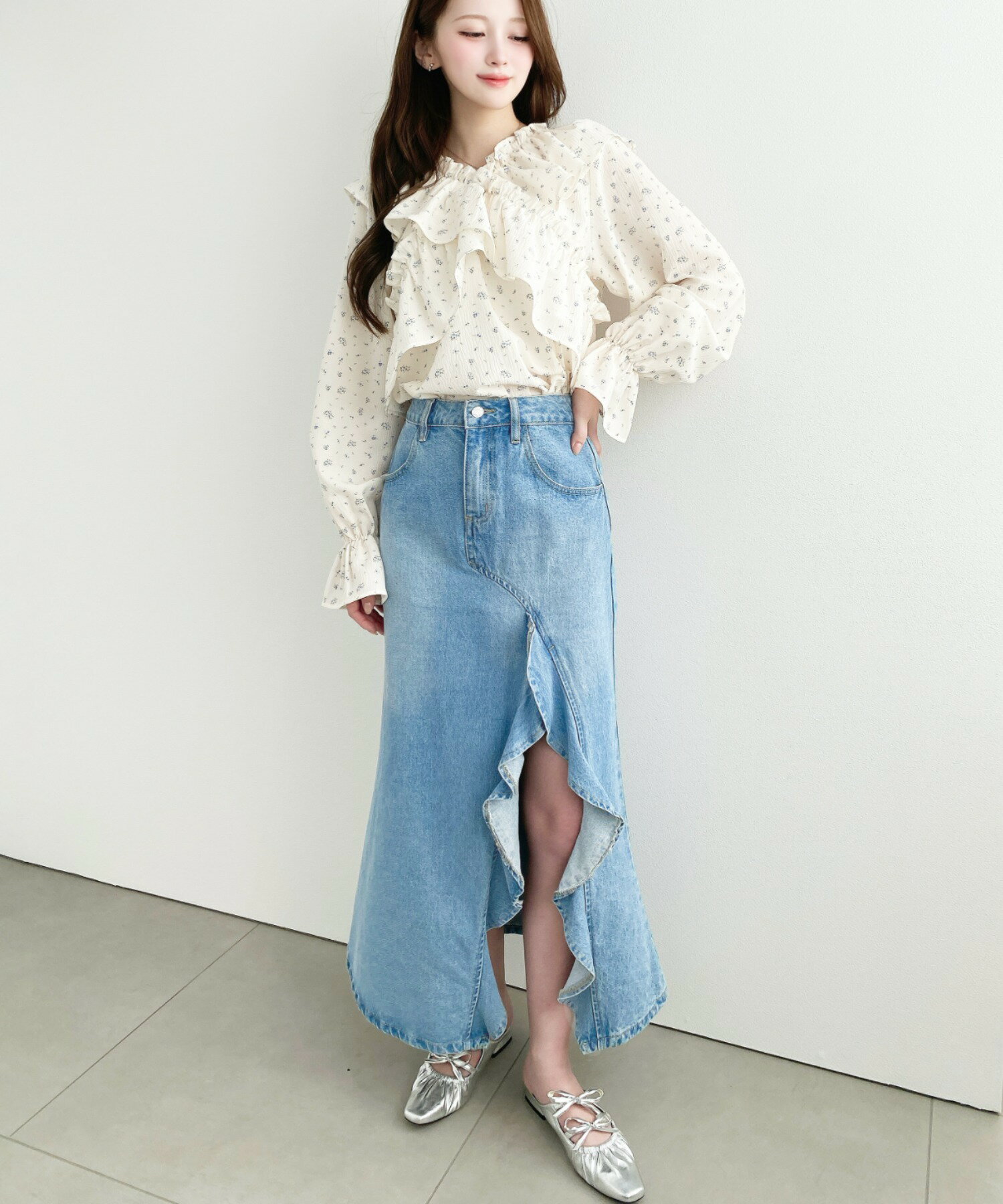 moment+の2WAYオフショルフリル長袖花柄ブラウスを使ったコーディネートを紹介します。｜Rakuten Fashion(楽天ファッション／旧楽天ブランドアベニュー)7031814
