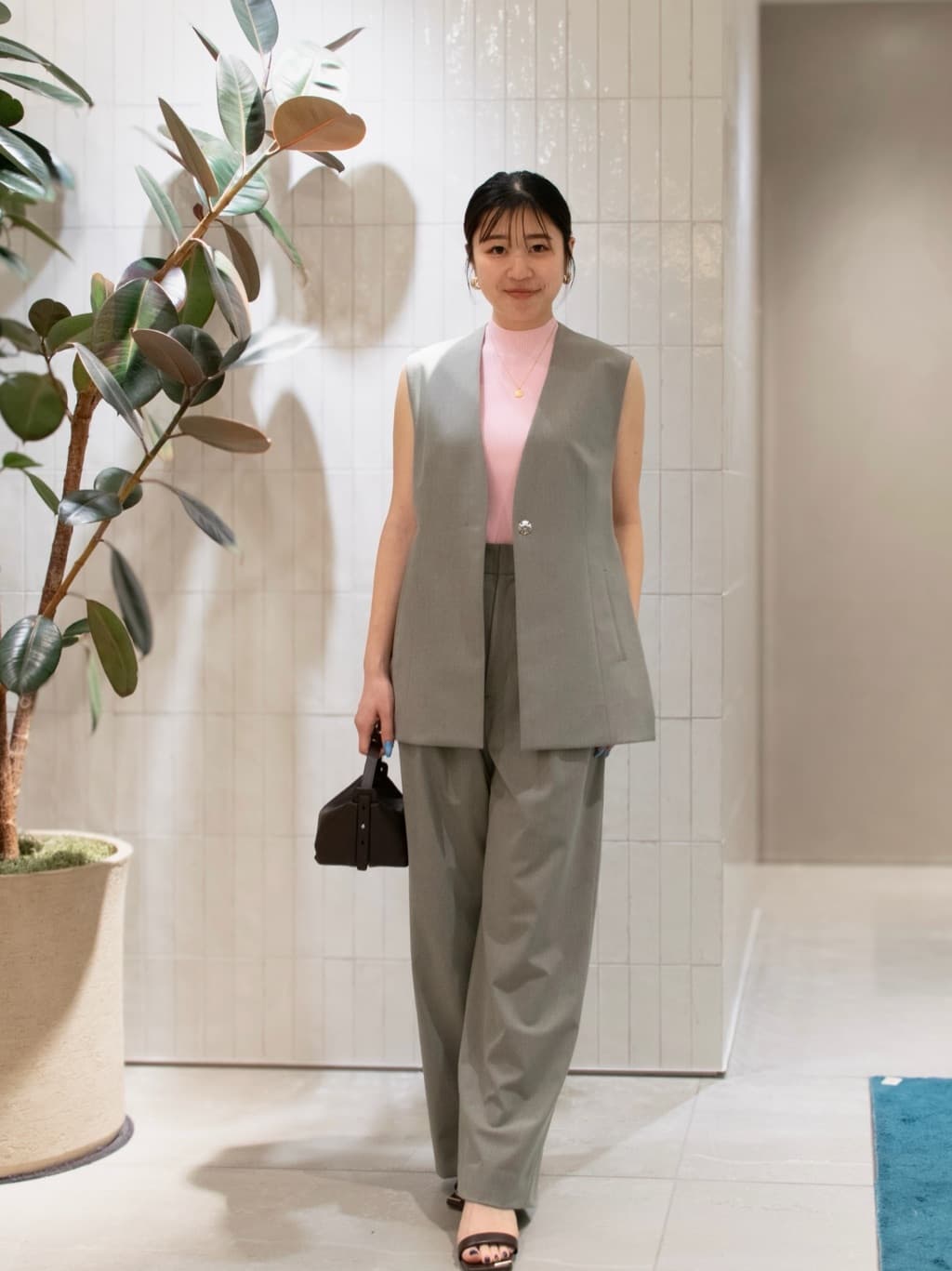 allurevilleのWEB ルミネ別注スリットジレを使ったコーディネートを紹介します。｜Rakuten Fashion(楽天ファッション／旧楽天ブランドアベニュー)7032002