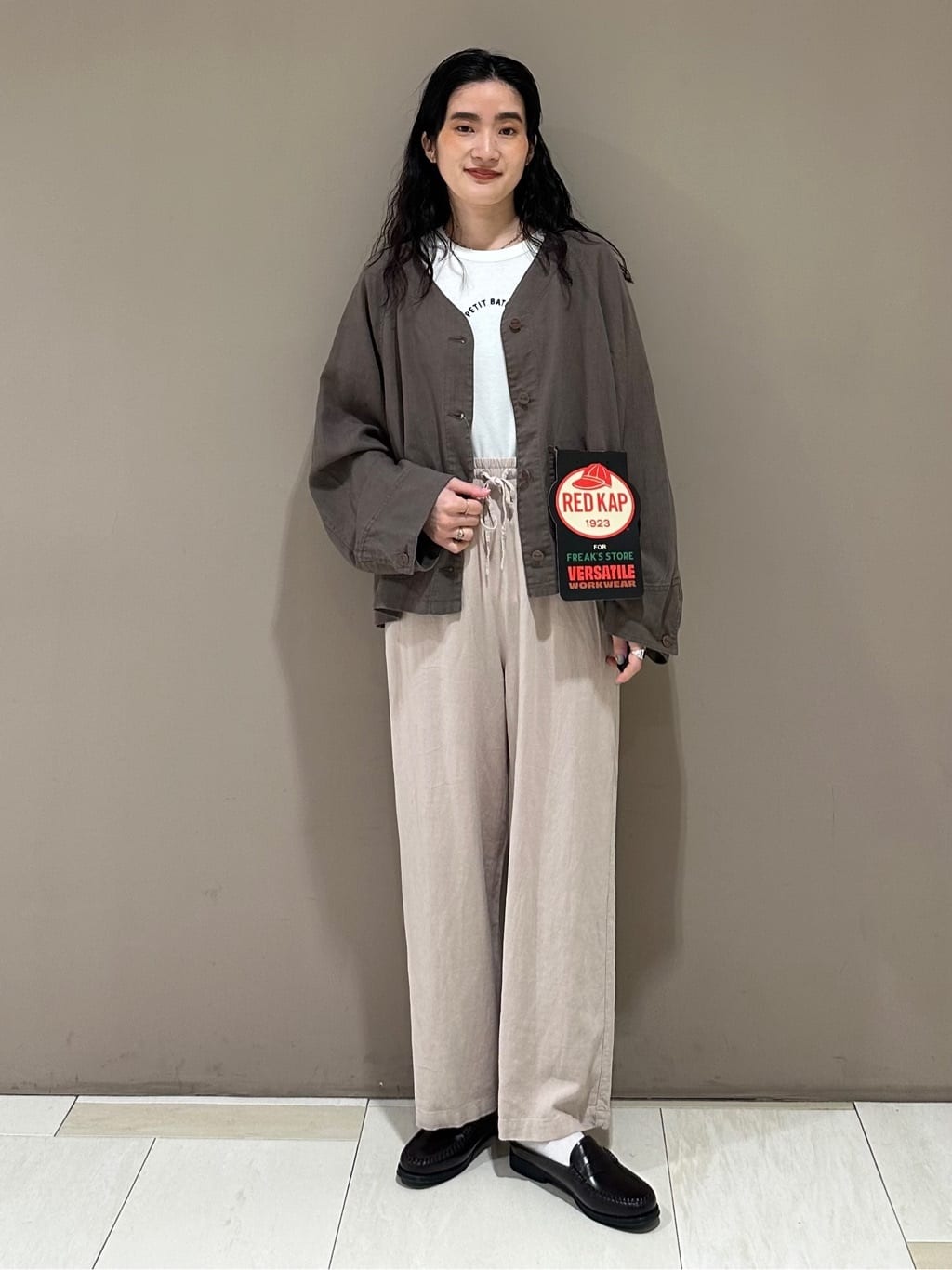 FREAK’S STOREのPETIT BATEAU 別注 ミニロゴTシャツ 全5色を使ったコーディネートを紹介します。｜Rakuten Fashion(楽天ファッション／旧楽天ブランドアベニュー)7033093