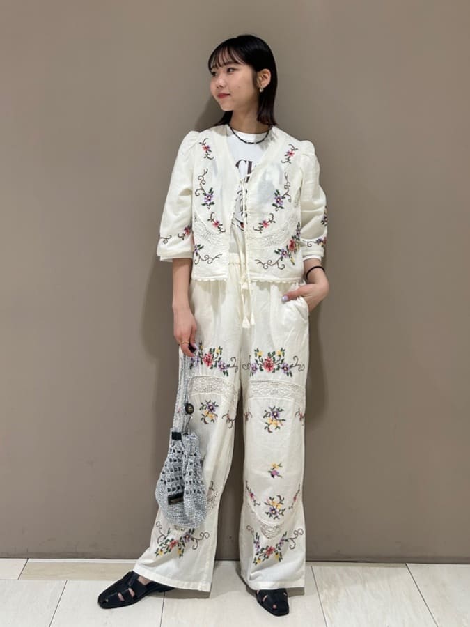 FREAK’S STOREのインド フラワー クロス刺繍 レース パンツを使ったコーディネートを紹介します。｜Rakuten Fashion(楽天ファッション／旧楽天ブランドアベニュー)7034664