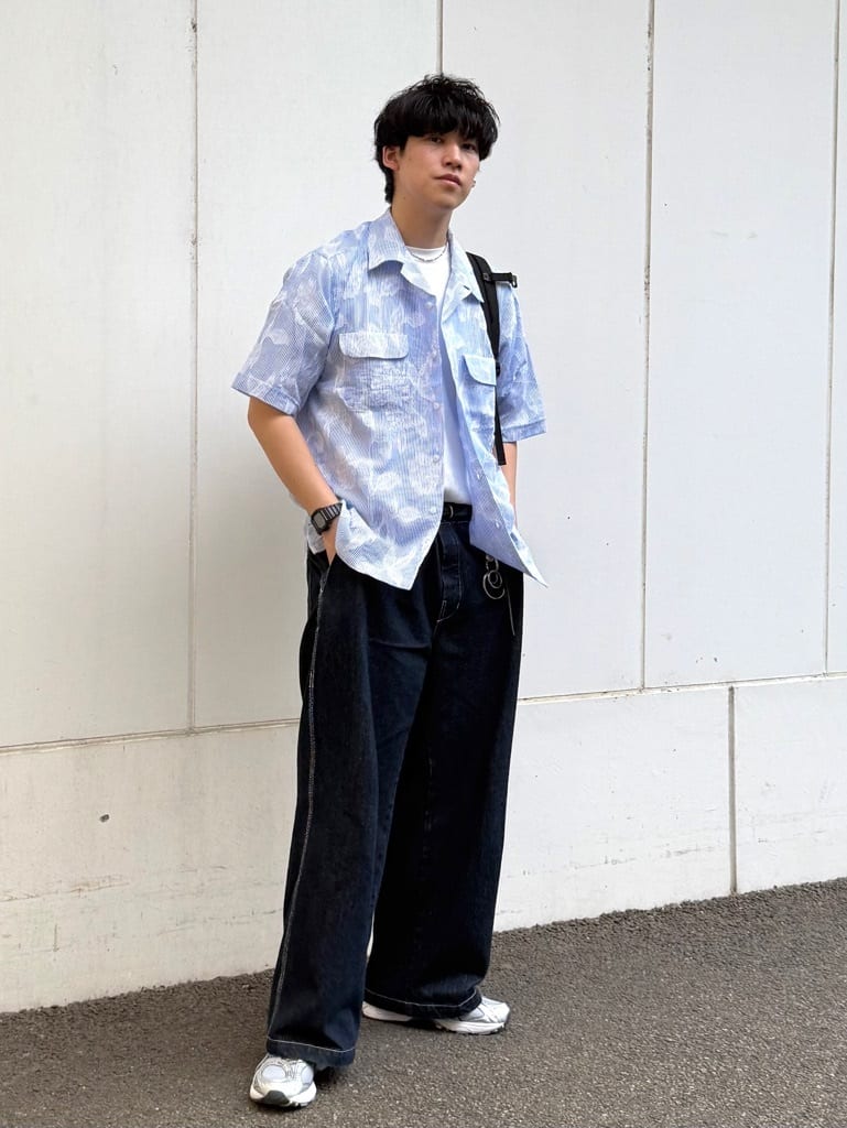 FREAK’S STOREのインド製 リラックスフィット カットジャカード ストライプ オープンカラーシャツ ショートスリーブを使ったコーディネートを紹介します。｜Rakuten Fashion(楽天ファッション／旧楽天ブランドアベニュー)7035803