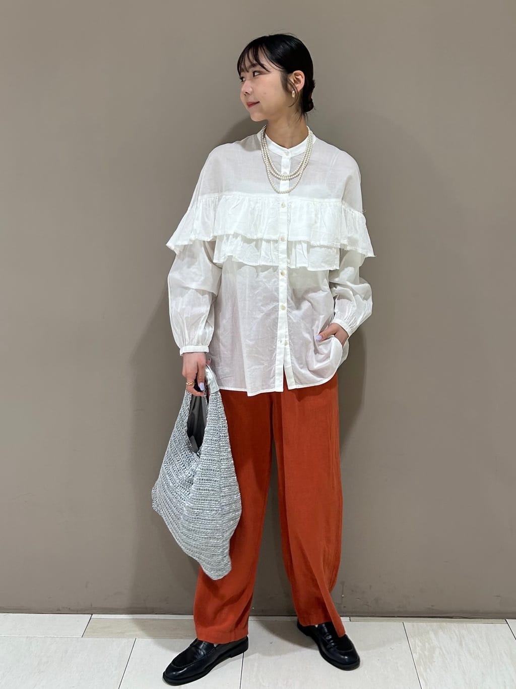 FREAK’S STOREのインドボイル フリルロングスリーブブラウスを使ったコーディネートを紹介します。｜Rakuten Fashion(楽天ファッション／旧楽天ブランドアベニュー)7042407