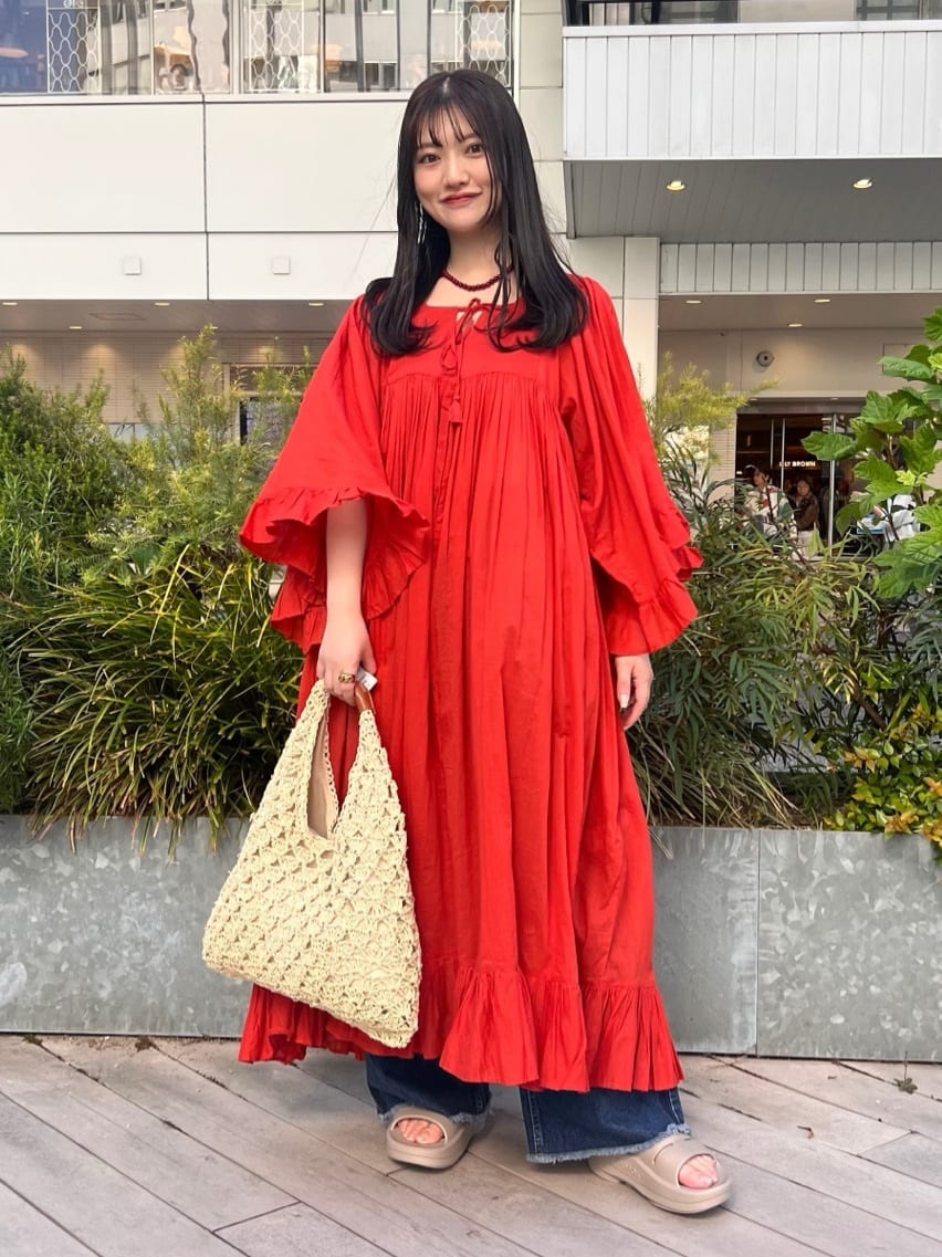 FREAK’S STOREのインド スクエアネック フリルドレスを使ったコーディネートを紹介します。｜Rakuten Fashion(楽天ファッション／旧楽天ブランドアベニュー)7050027