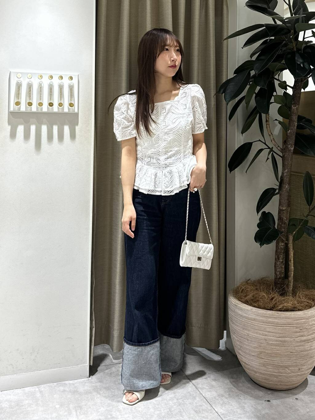 mysty womanの総レースぺプラムブラウスを使ったコーディネートを紹介します。｜Rakuten Fashion(楽天ファッション／旧楽天ブランドアベニュー)7050382