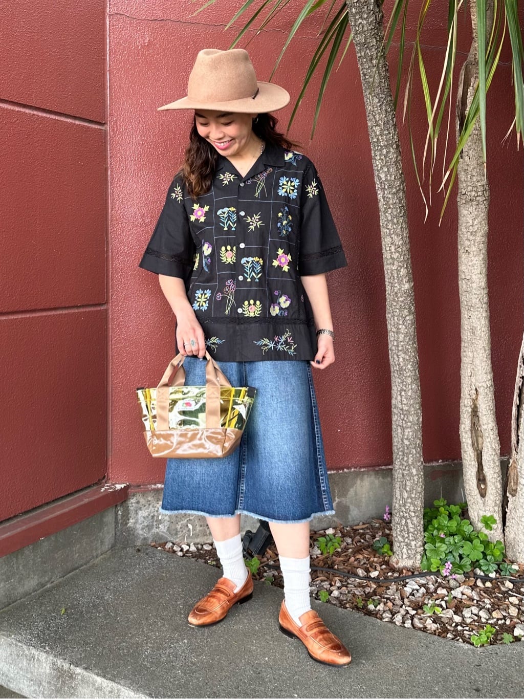 FREAK’S STOREのパッチワーク花刺繍シャツを使ったコーディネートを紹介します。｜Rakuten Fashion(楽天ファッション／旧楽天ブランドアベニュー)7052176
