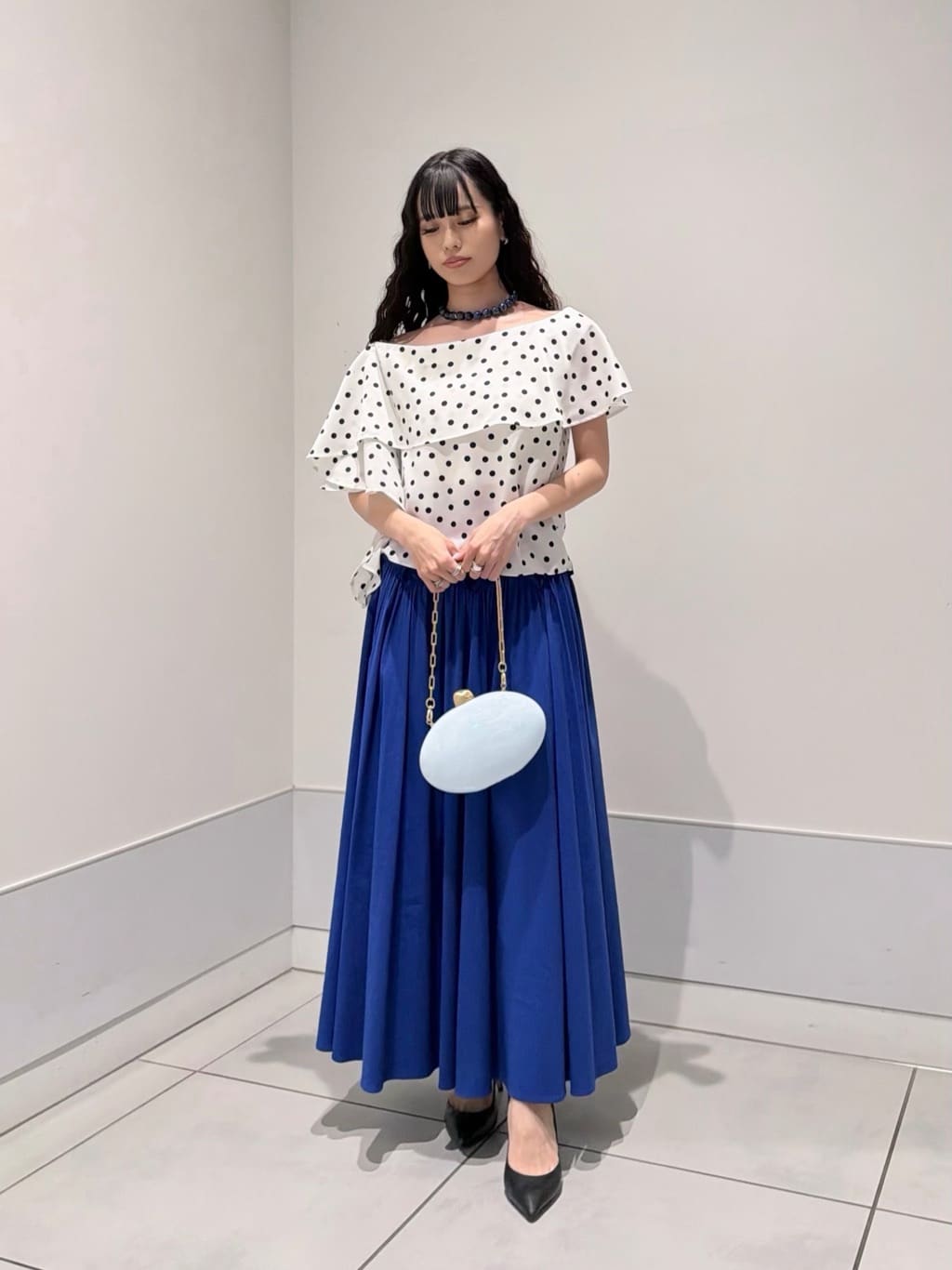 allurevilleの【LOULOU WILLOUGHBY】アシメフリルオフショルブラウスを使ったコーディネートを紹介します。｜Rakuten Fashion(楽天ファッション／旧楽天ブランドアベニュー)7055768