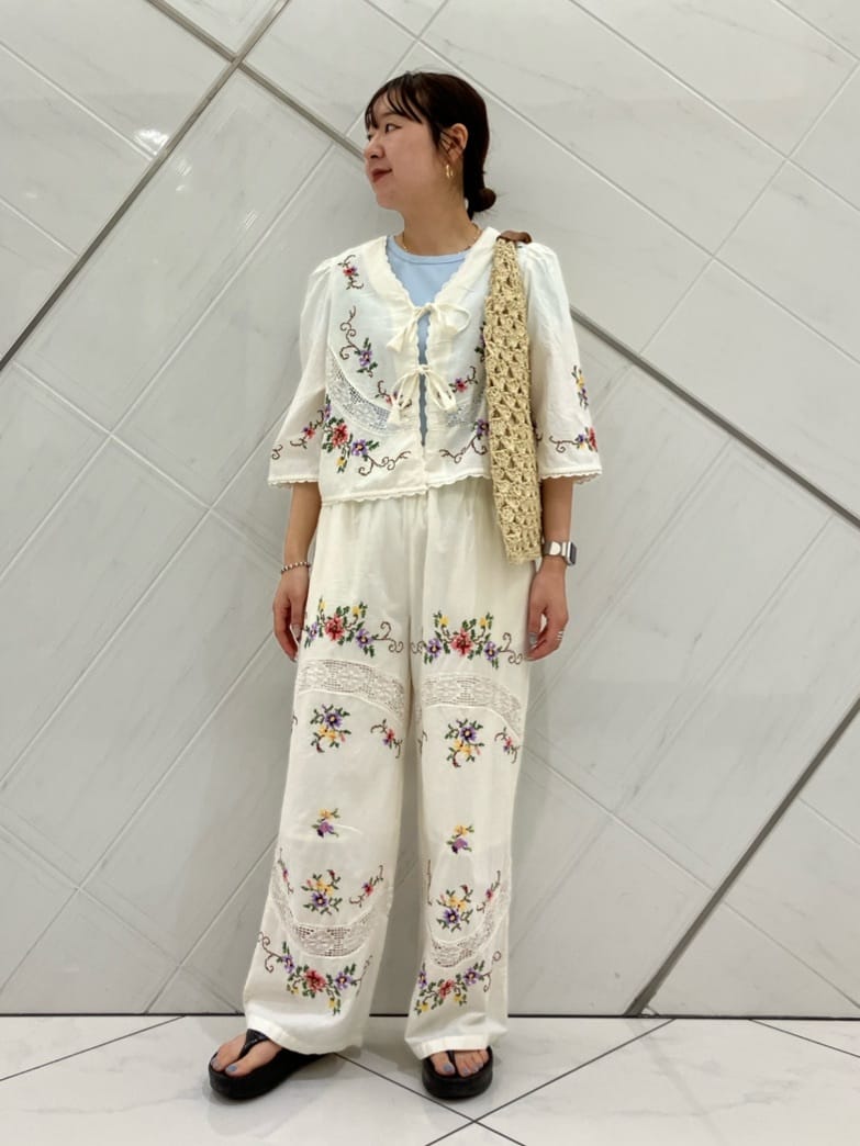 FREAK’S STOREのインド フラワー クロス刺繍 レース パンツを使ったコーディネートを紹介します。｜Rakuten Fashion(楽天ファッション／旧楽天ブランドアベニュー)7057638