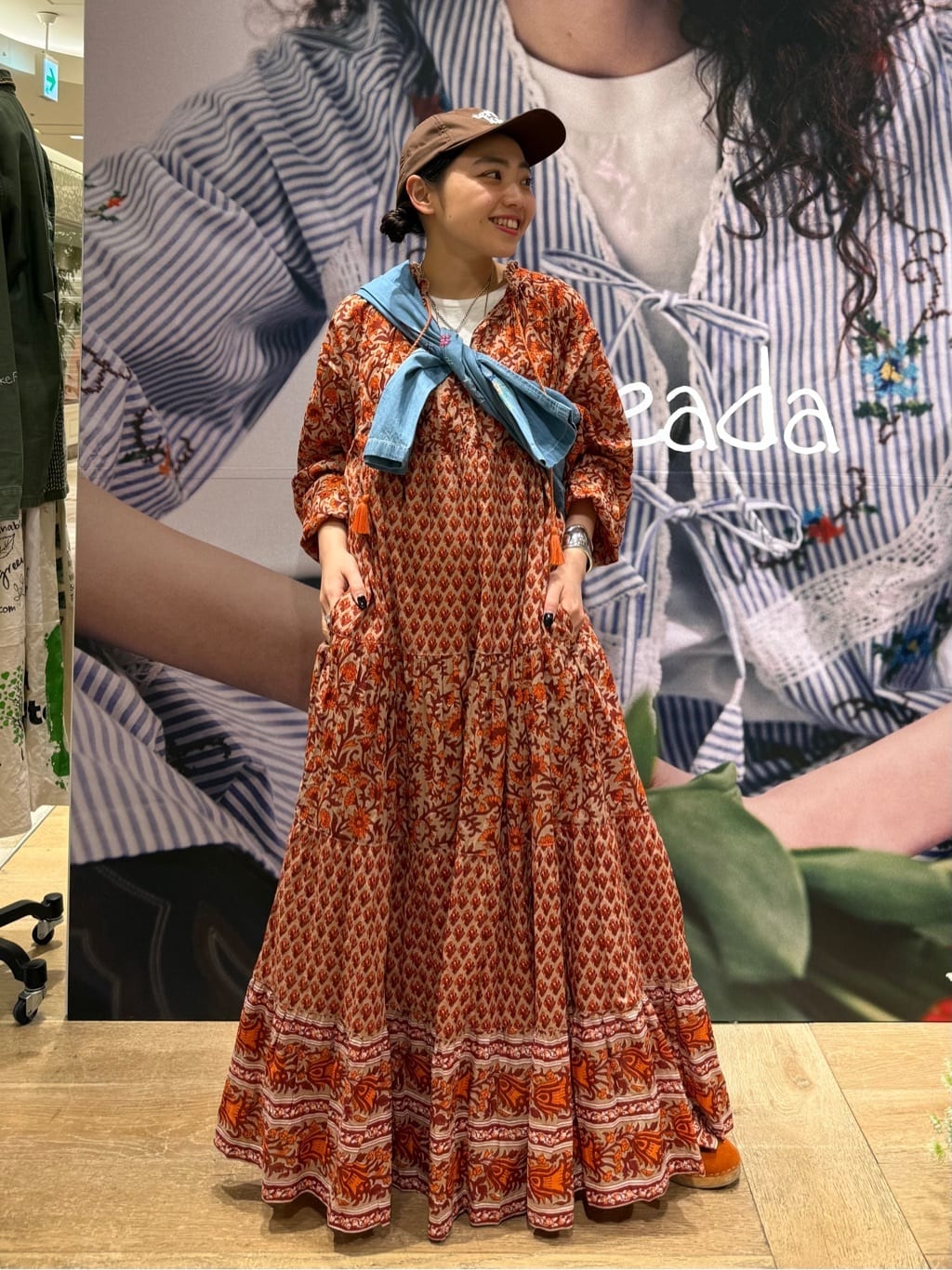 FREAK’S STOREのインドフラワープリント4段ティアードドレスを使ったコーディネートを紹介します。｜Rakuten Fashion(楽天ファッション／旧楽天ブランドアベニュー)7071301