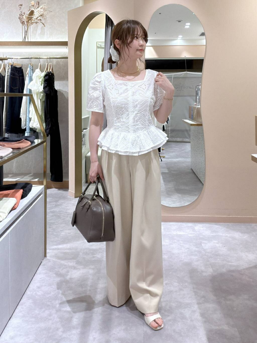 mysty womanの総レースぺプラムブラウスを使ったコーディネートを紹介します。｜Rakuten Fashion(楽天ファッション／旧楽天ブランドアベニュー)7071850