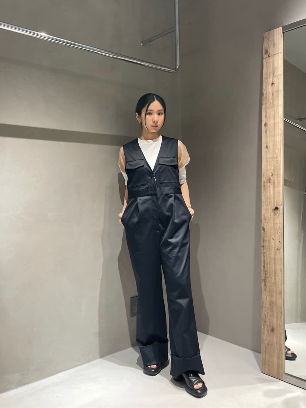 HeRIN.CYEのV neck all in oneを使ったコーディネートを紹介します。｜Rakuten Fashion(楽天ファッション／旧楽天ブランドアベニュー)7072145