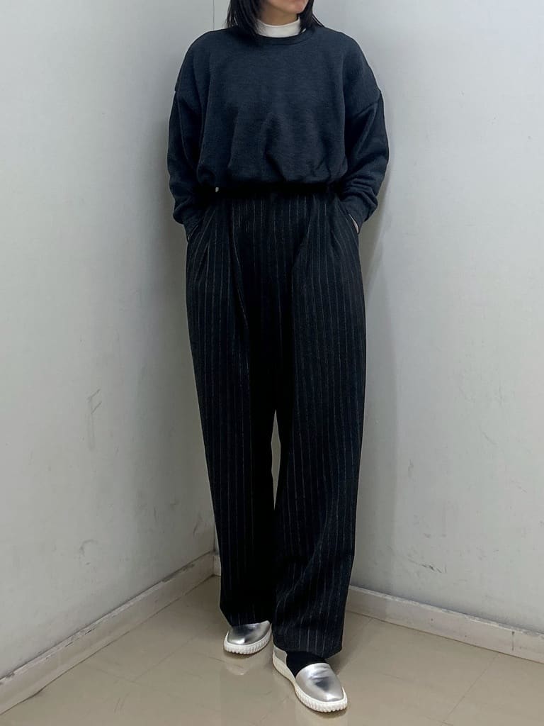HeRIN.CYEの2 tuck loose pantsを使ったコーディネートを紹介します。｜Rakuten Fashion(楽天ファッション／旧楽天ブランドアベニュー)7072111