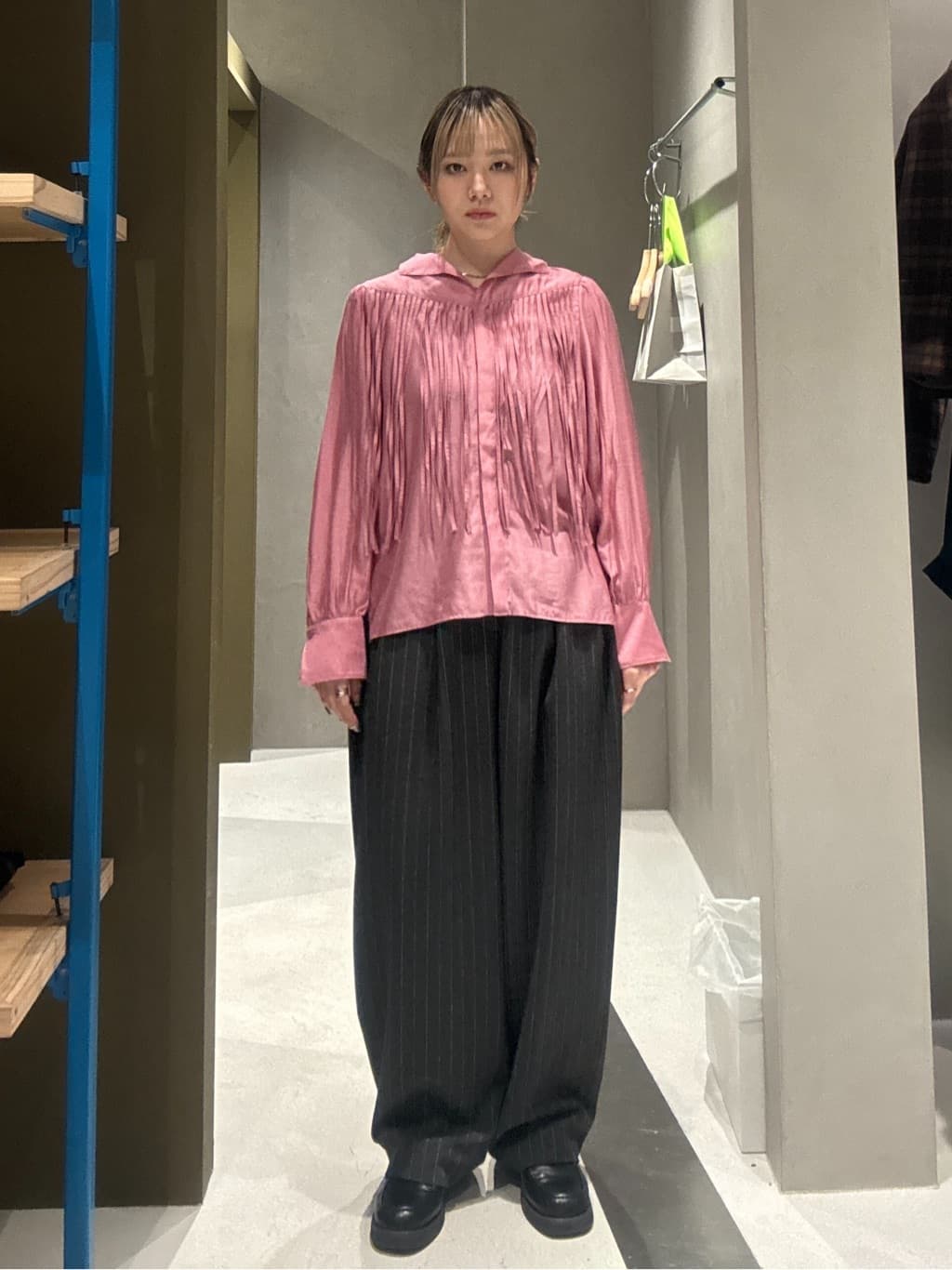 HeRIN.CYEの2 tuck loose pantsを使ったコーディネートを紹介します。｜Rakuten Fashion(楽天ファッション／旧楽天ブランドアベニュー)7072415