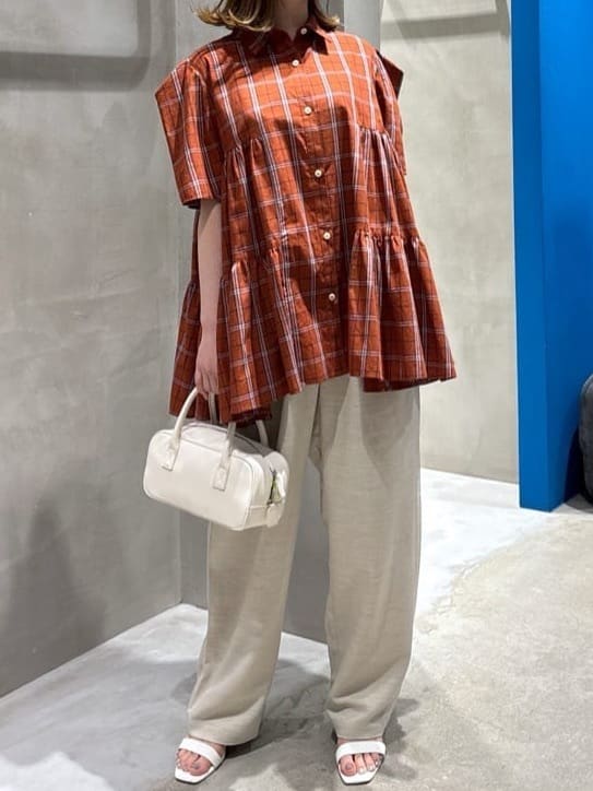 HeRIN.CYEのSide gather Aline blouseを使ったコーディネートを紹介します。｜Rakuten Fashion(楽天ファッション／旧楽天ブランドアベニュー)7072483
