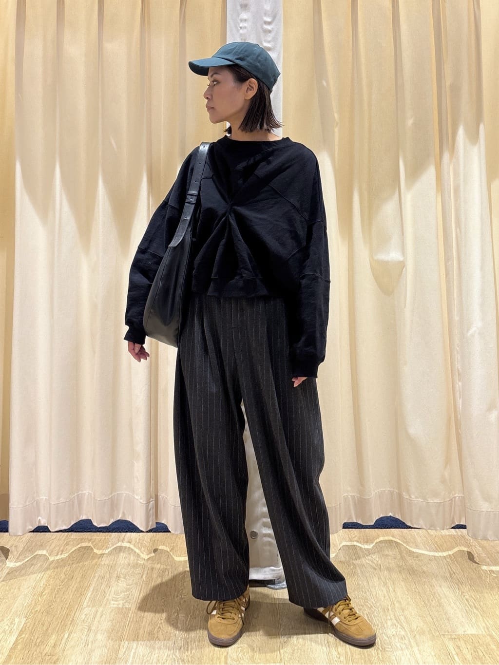 HeRIN.CYEの2 tuck loose pantsを使ったコーディネートを紹介します。｜Rakuten Fashion(楽天ファッション／旧楽天ブランドアベニュー)7073226