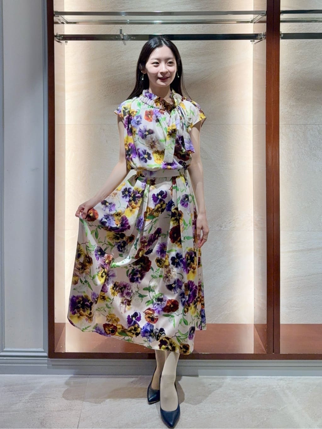 Viaggio Bluの【KEITA KAWASAKI * Viaggio Bluコラボ】パンジープリントスカートを使ったコーディネートを紹介します。｜Rakuten Fashion(楽天ファッション／旧楽天ブランドアベニュー)7076286