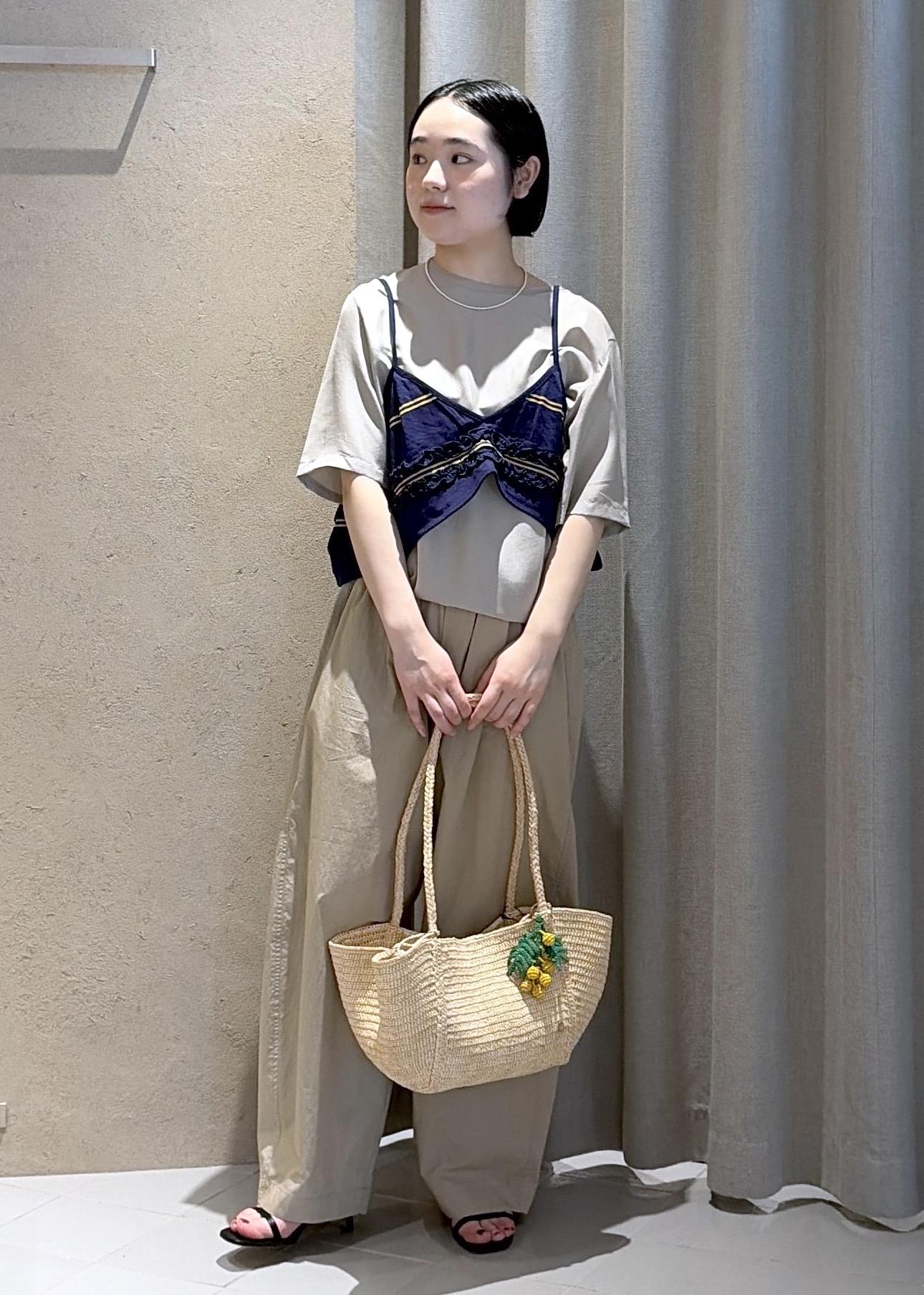 SALON adam et rope'のウォーターリペレントイージーカービーパンツ / 撥水加工を使ったコーディネートを紹介します。｜Rakuten Fashion(楽天ファッション／旧楽天ブランドアベニュー)7106522
