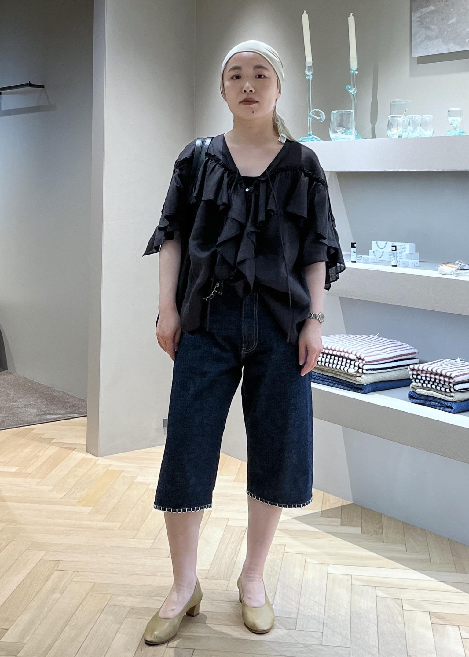 SALON adam et rope'の【WEB限定】ヨーロピアンリネンルジェフリルブラウスを使ったコーディネートを紹介します。｜Rakuten Fashion(楽天ファッション／旧楽天ブランドアベニュー)7106537