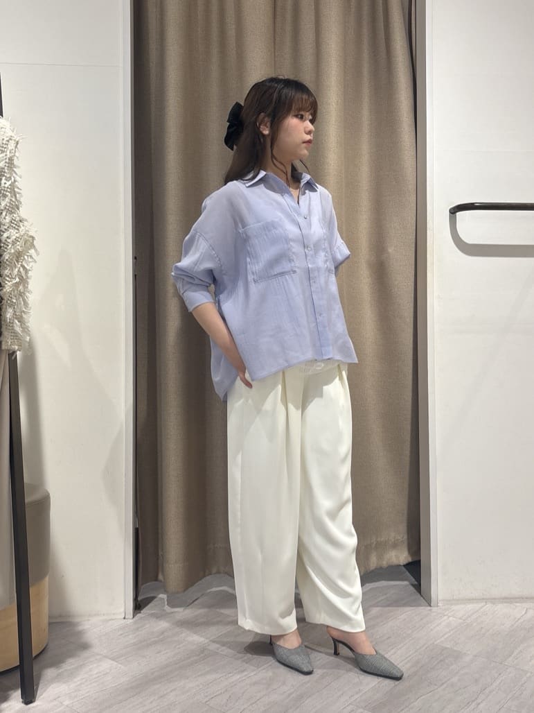 Jena espace merveilleuxの【WEB限定カラー/リバイバル】バックシャーリングシャツを使ったコーディネートを紹介します。｜Rakuten Fashion(楽天ファッション／旧楽天ブランドアベニュー)7091160