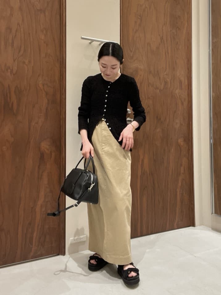 GALLARDAGALANTEの<Oggi 6月号掲載アイテム>シュリンククルーカーデを使ったコーディネートを紹介します。｜Rakuten Fashion(楽天ファッション／旧楽天ブランドアベニュー)7091181