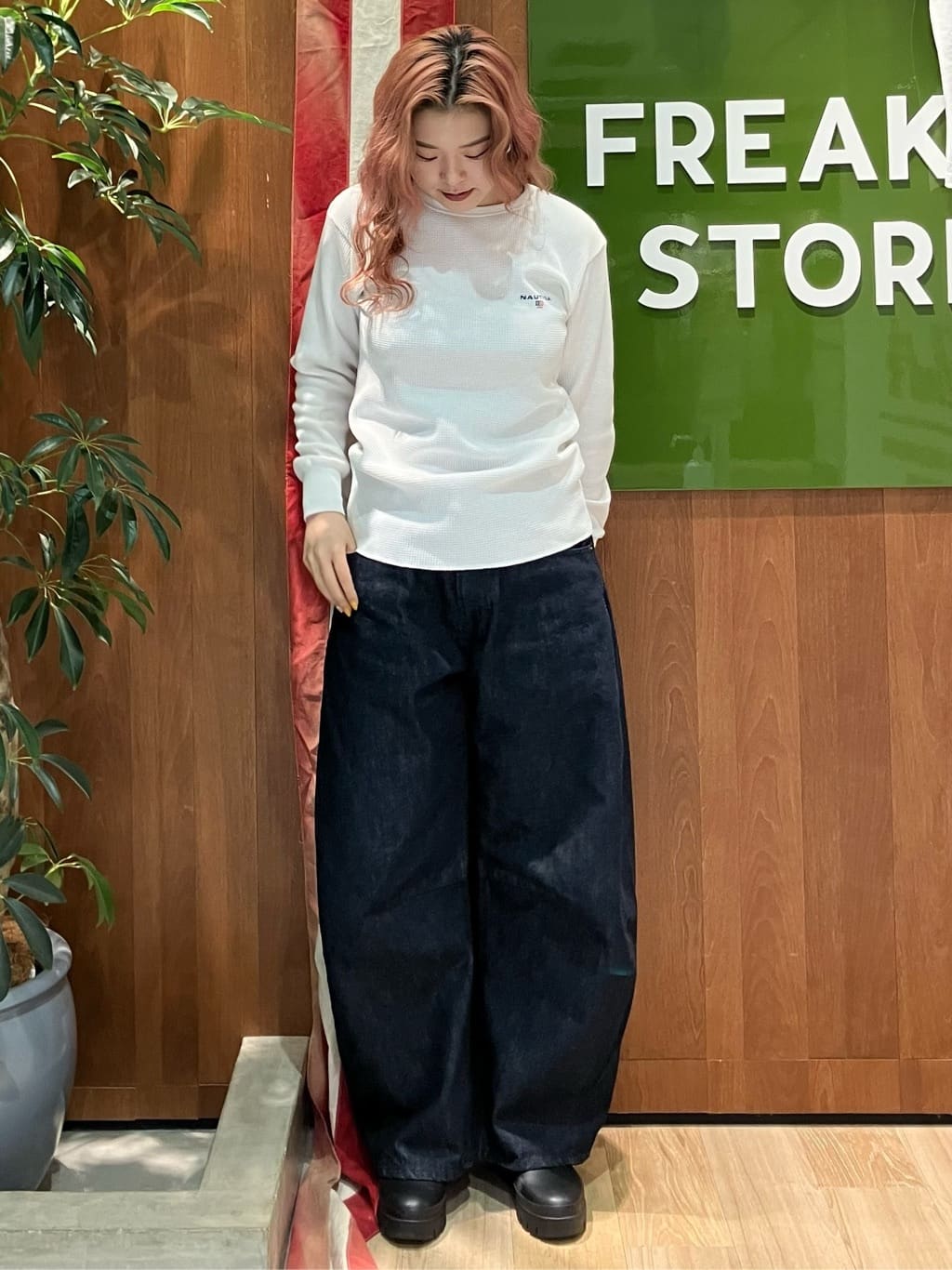 FREAK’S STOREのEssential タイトフィット L/S クルーネックTシャツを使ったコーディネートを紹介します。｜Rakuten Fashion(楽天ファッション／旧楽天ブランドアベニュー)7093883