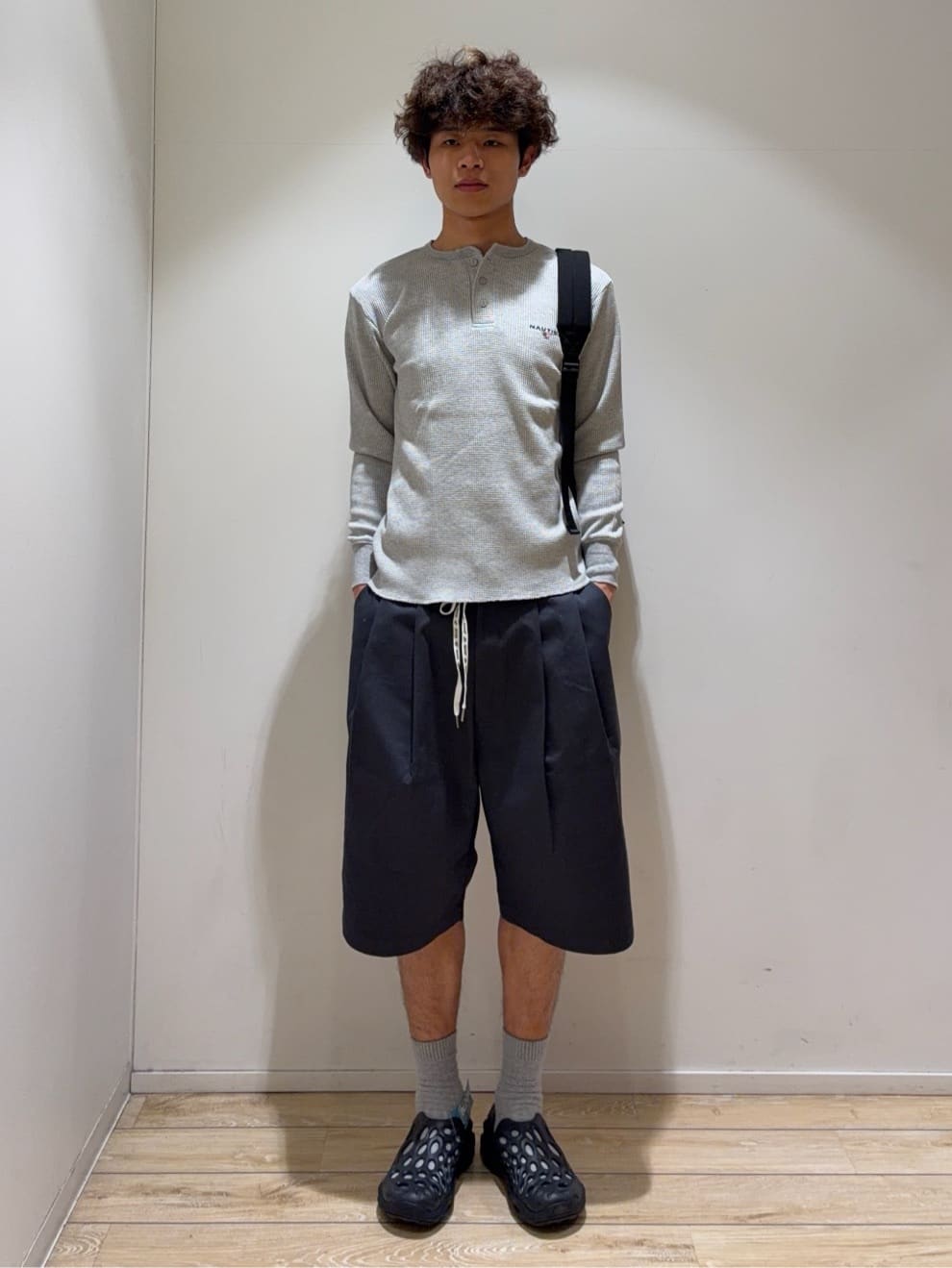 FREAK’S STOREのEssential タイトフィット L/S ヘンリーネック ワッフル Tシャツを使ったコーディネートを紹介します。｜Rakuten Fashion(楽天ファッション／旧楽天ブランドアベニュー)7111499