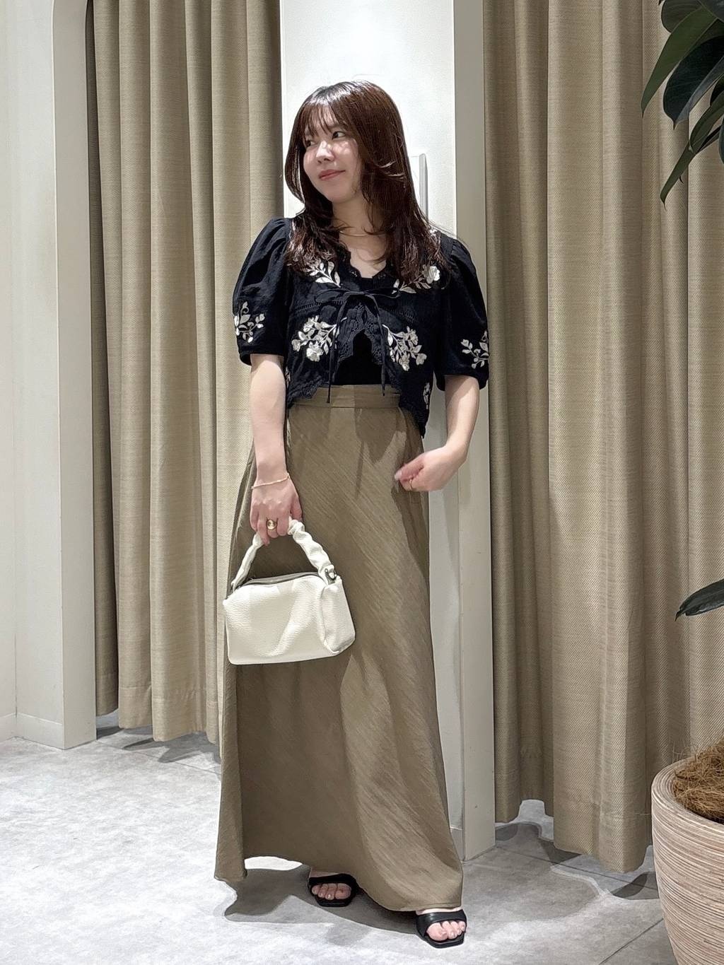 mysty womanの花刺繍ボレロシャツを使ったコーディネートを紹介します。｜Rakuten Fashion(楽天ファッション／旧楽天ブランドアベニュー)7113543