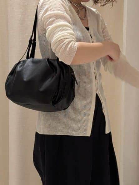 ear PAPILLONNERの《uchida企画》Vネックリブカーディガン【SUM1 STYLE】を使ったコーディネートを紹介します。｜Rakuten Fashion(楽天ファッション／旧楽天ブランドアベニュー)7009121