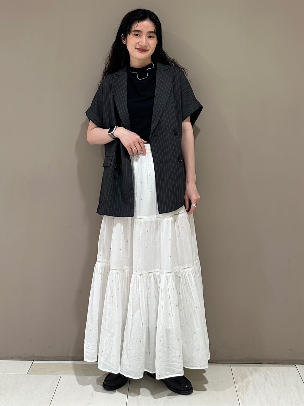 FREAK’S STOREのインド ラメドット はしごレース ティアード マキシスカートを使ったコーディネートを紹介します。｜Rakuten Fashion(楽天ファッション／旧楽天ブランドアベニュー)7114195
