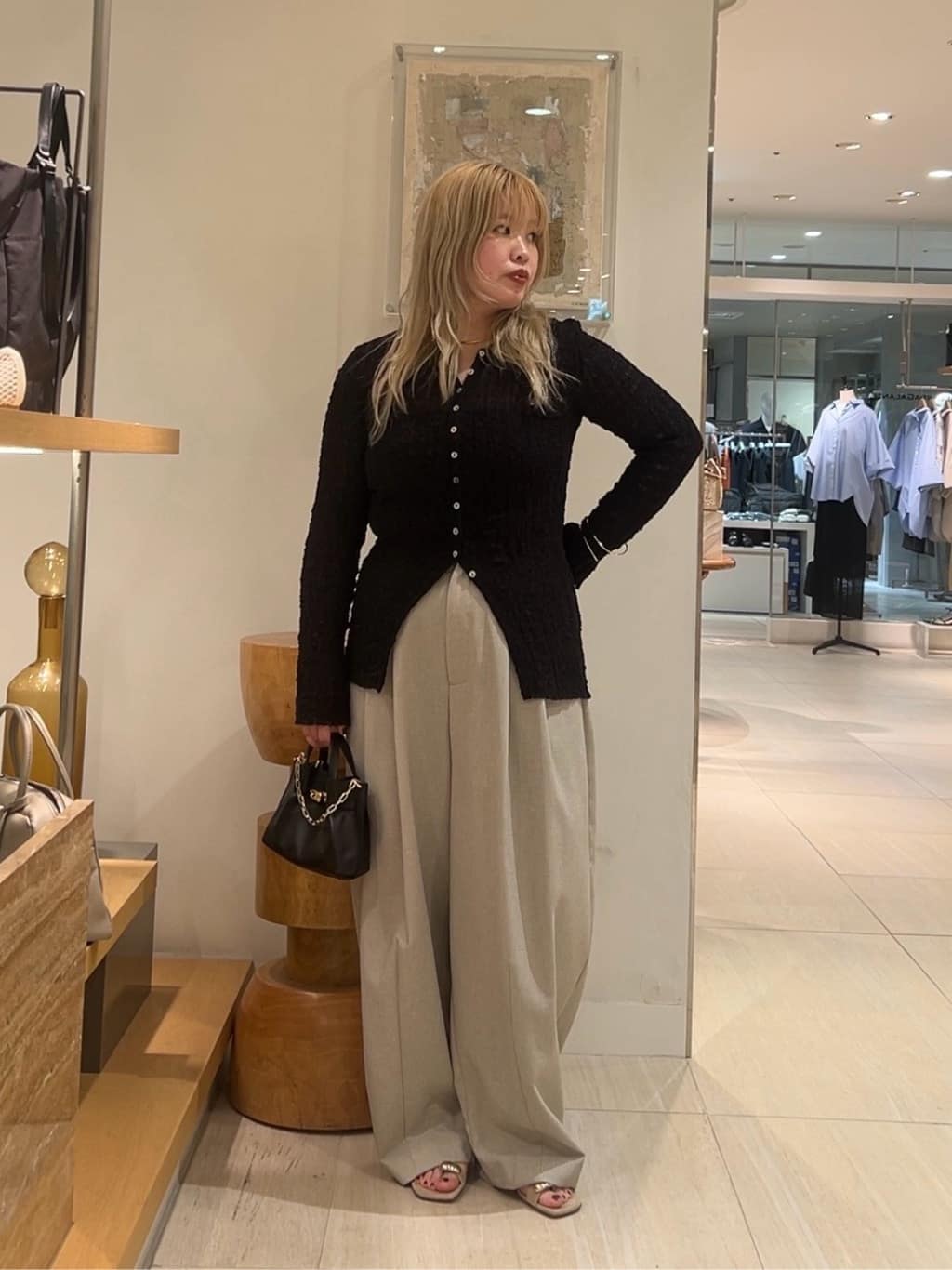 GALLARDAGALANTEの<Oggi 6月号掲載アイテム>シュリンククルーカーデを使ったコーディネートを紹介します。｜Rakuten Fashion(楽天ファッション／旧楽天ブランドアベニュー)7114894