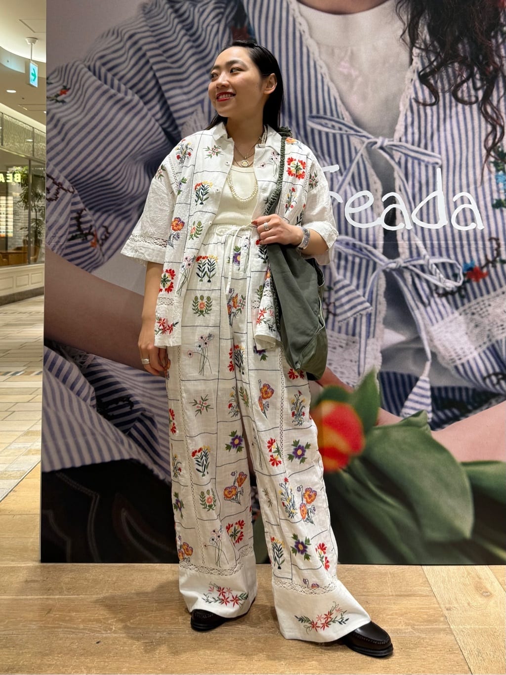 FREAK’S STOREのパッチワーク花刺繍シャツを使ったコーディネートを紹介します。｜Rakuten Fashion(楽天ファッション／旧楽天ブランドアベニュー)7125383