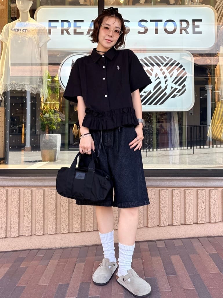 FREAK’S STOREの別注 裾 フリル シャツ 限定展開を使ったコーディネートを紹介します。｜Rakuten Fashion(楽天ファッション／旧楽天ブランドアベニュー)7138359