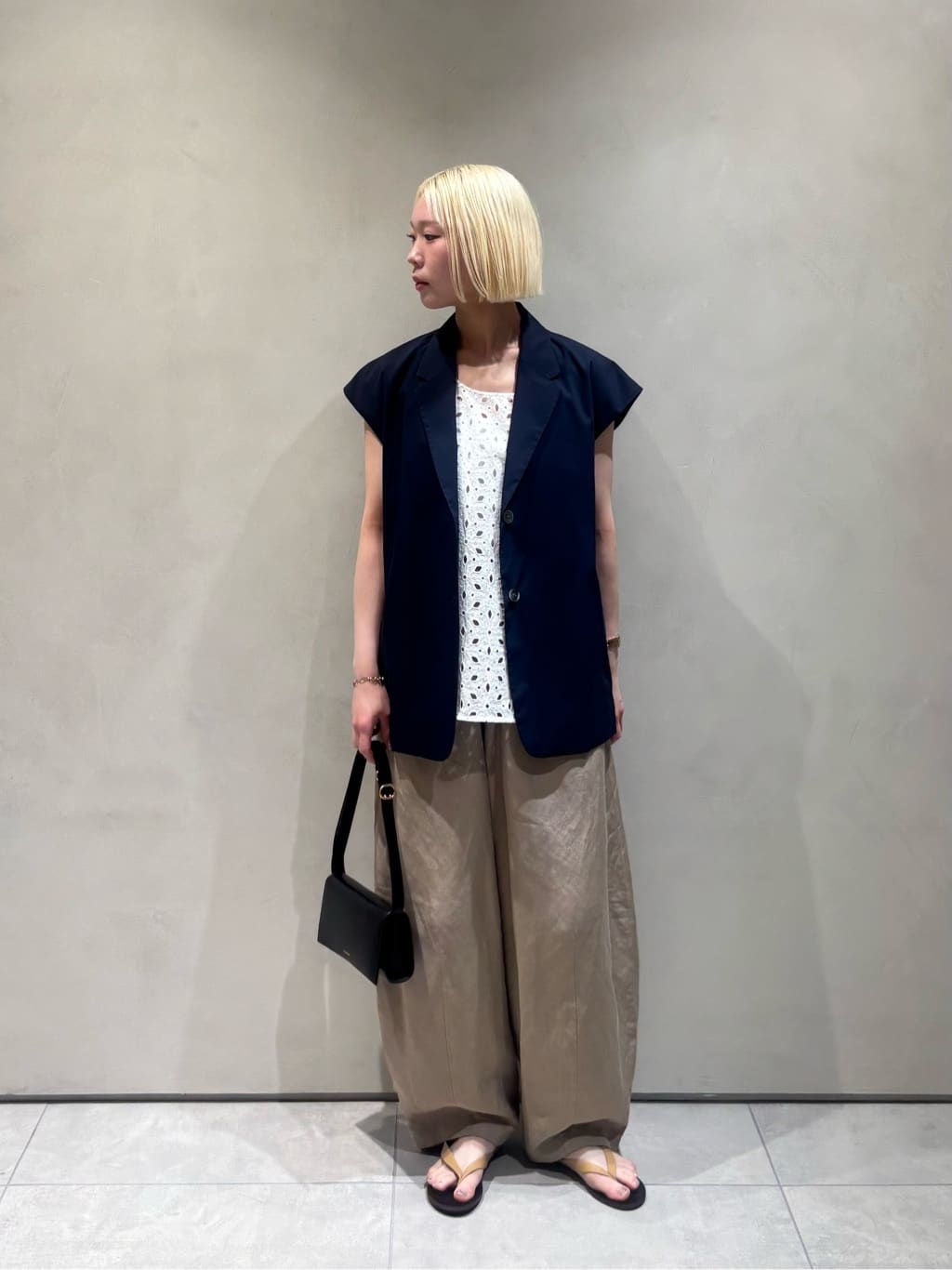UNITED ARROWSの<conte>ラペル ノースリーブジャケットを使った 