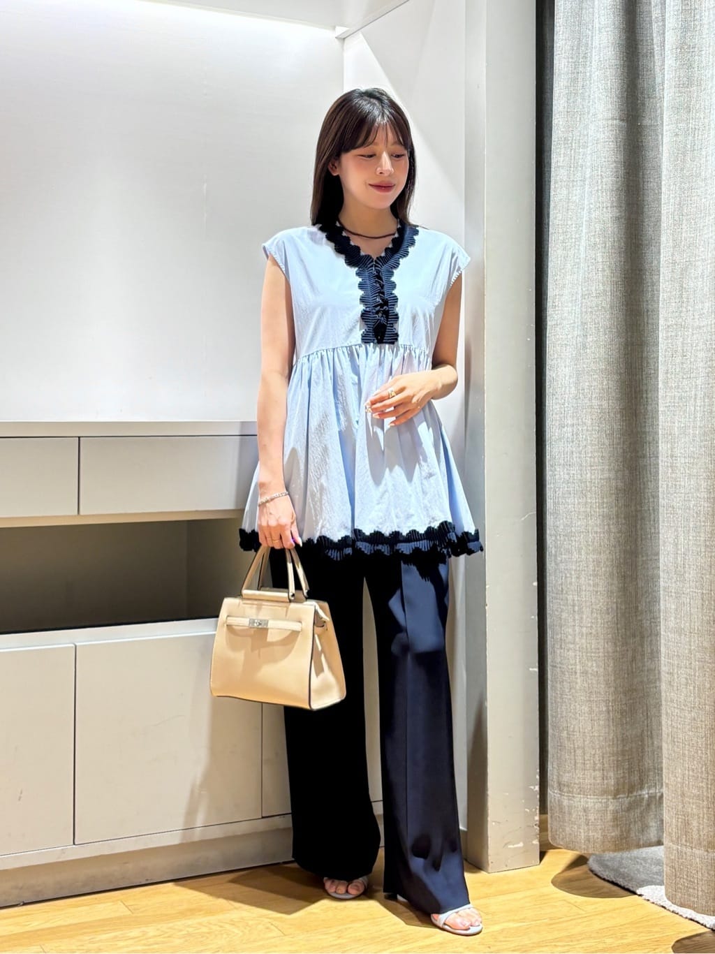UNITED ARROWS LTD. OUTLETのタックプリーツフリル Vネック