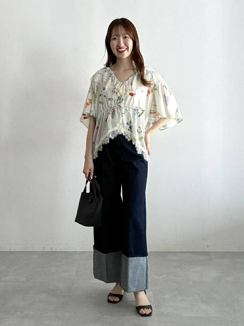 mysty womanのボタニカルプリントフリルカラーブラウスを使ったコーディネートを紹介します。｜Rakuten Fashion(楽天ファッション／旧楽天ブランドアベニュー)7164270