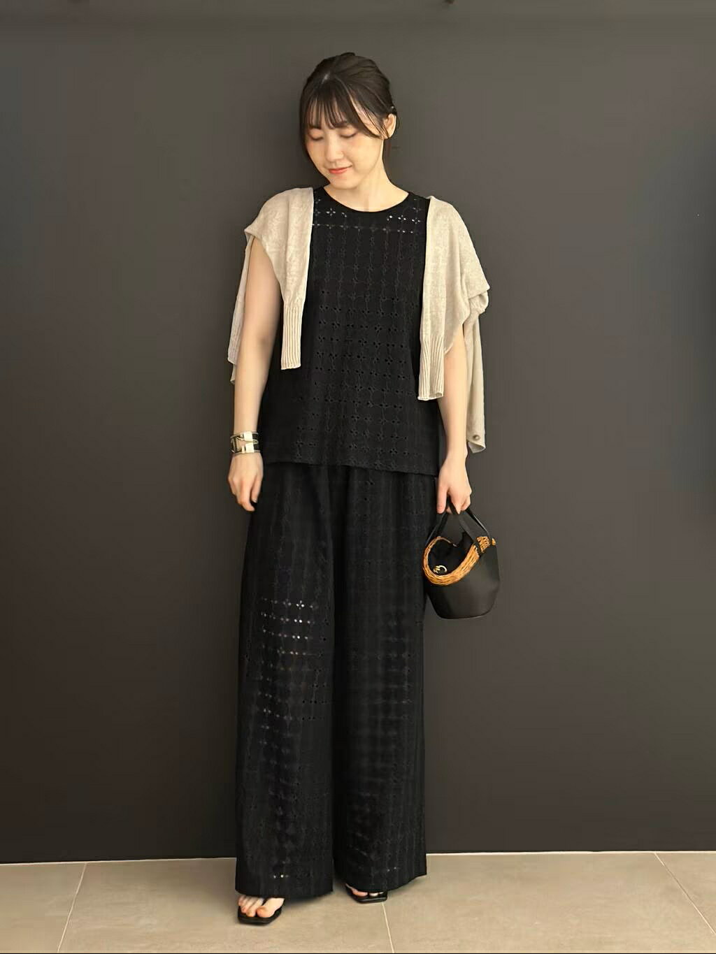 Curensologyのカットエンブロイダリーノースリーブプルオーバーを使ったコーディネートを紹介します。｜Rakuten Fashion(楽天ファッション／旧楽天ブランドアベニュー)7173794