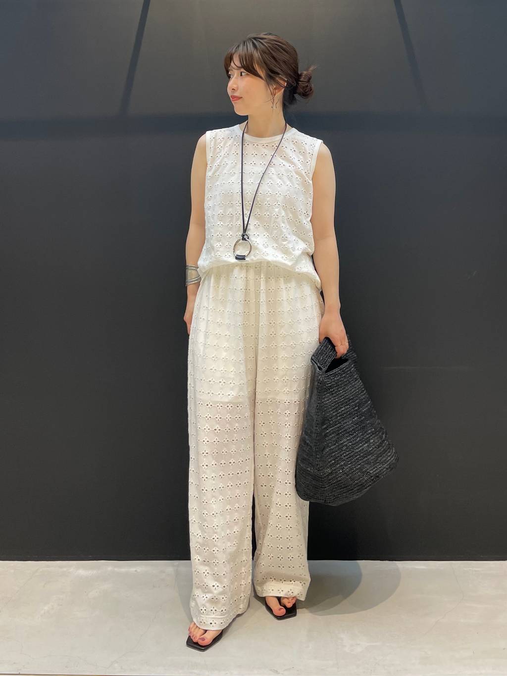 Curensologyのカットエンブロイダリーノースリーブプルオーバーを使ったコーディネートを紹介します。｜Rakuten Fashion(楽天ファッション／旧楽天ブランドアベニュー)7178507