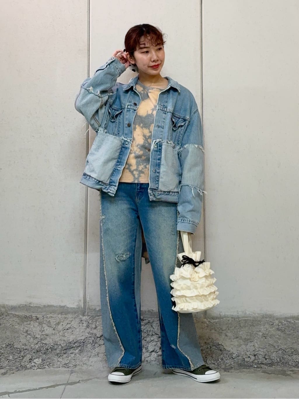 FREAK’S STOREの配色カーブデニム 25FW 25AWを使ったコーディネートを紹介します。｜Rakuten Fashion(楽天ファッション／旧楽天ブランドアベニュー)7180012