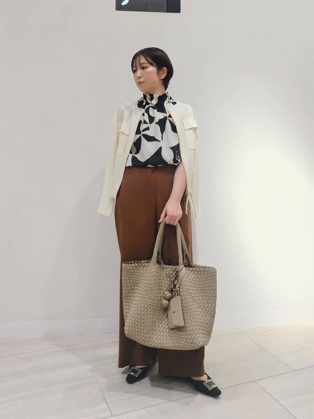 Vin | リネン調フラワーモチーフネックギャザーブラウス | Rakuten