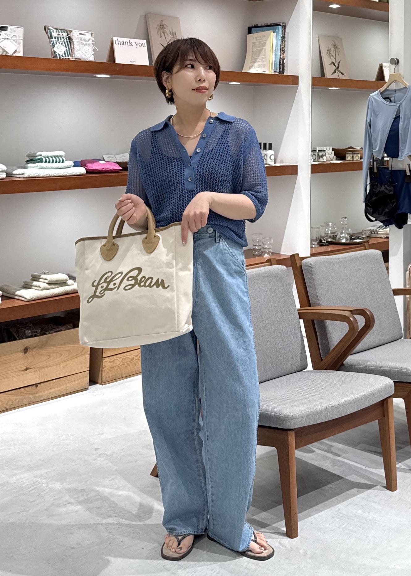 SALON adam et rope'の【KURO for SALON(クロ)】別注EASY TUCK DENIM LIGHT INDIGO / デニムパンツを使ったコーディネートを紹介します。｜Rakuten Fashion(楽天ファッション／旧楽天ブランドアベニュー)7207816