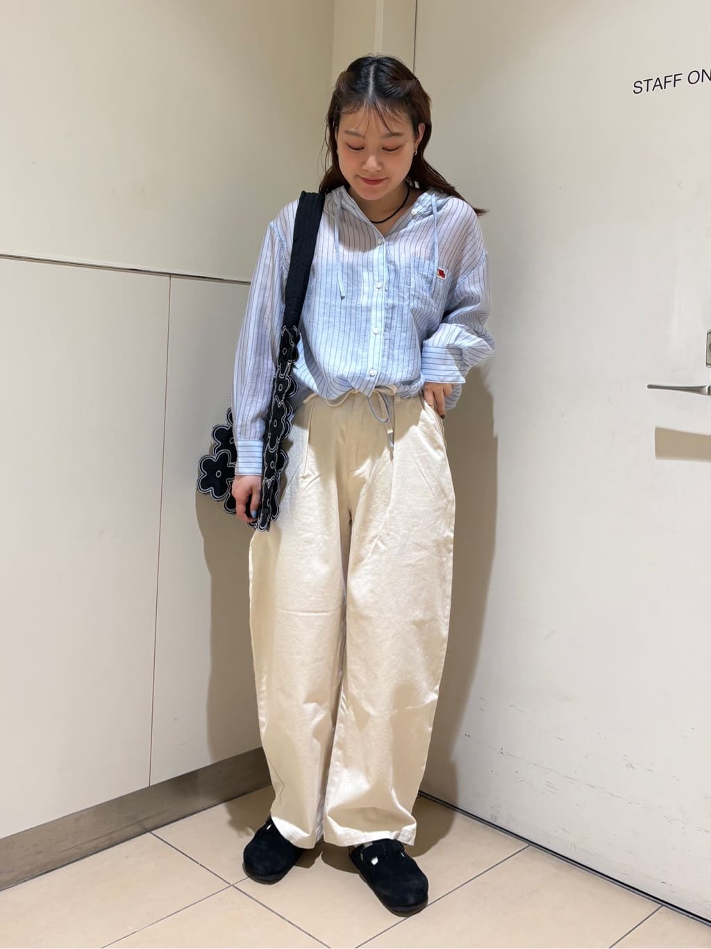 FREAK’S STOREの<新色追加>FRUIT OF THE LOOM  別注 シアー ストライプ フードシャツ 全3色を使ったコーディネートを紹介します。｜Rakuten Fashion(楽天ファッション／旧楽天ブランドアベニュー)7190746